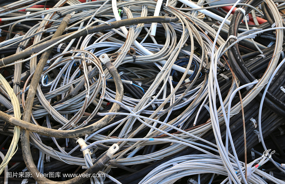 堆在垃圾填埋场的电缆,用于回收可回收材料