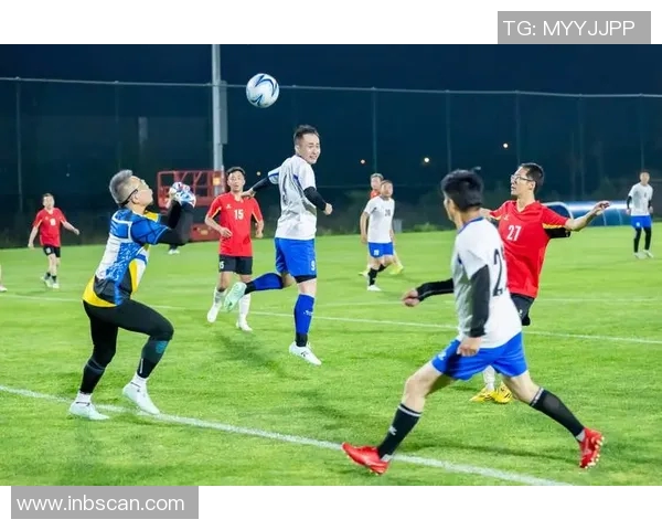 足球明星齐聚一堂合影留念展现友谊与团结的精彩瞬间