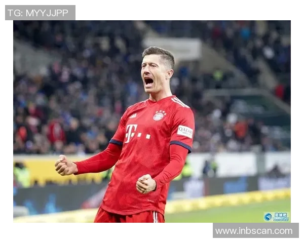 足球明星莱万的国籍揭秘及其对国家队的贡献分析