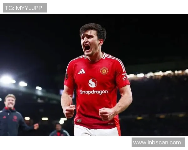 足球明星领奖时谁的魅力最吸引眼球引发球迷热议