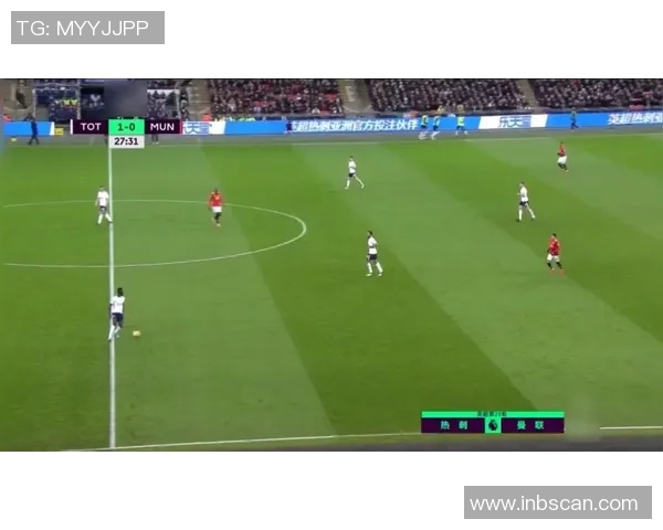 足球明星在家看电视的趣味时刻与创意P图大赏